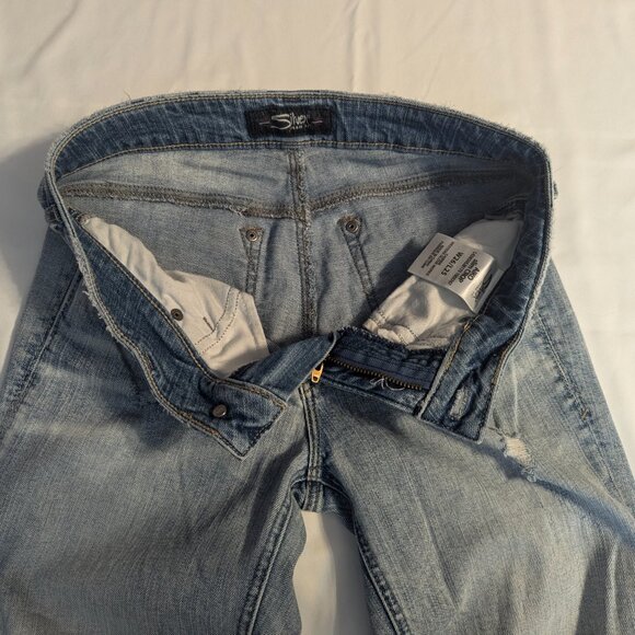 Silver Aiko Slim Crop Light Wash Size W26/L25 Distressed Jeans Color: Indigo - Picture 9 of 13